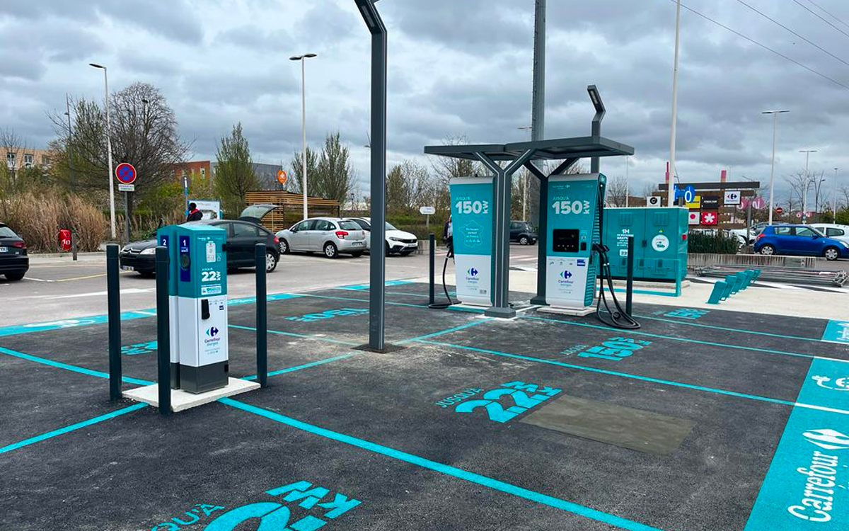 Borne de recharge publique sur un parking de supermarché